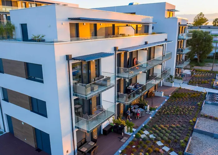 Lakeview Apartment *