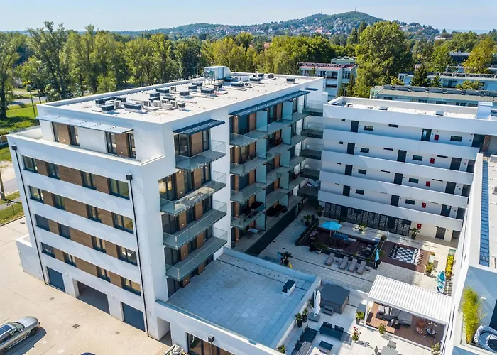 Lakeview Apartment *